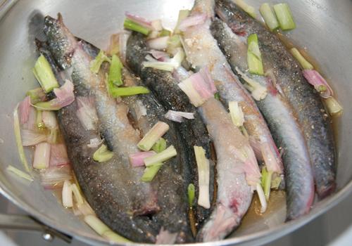 Cách làm món cá kèo kho rau răm đậm đà, ngon cơm