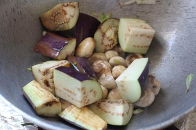 Cách làm món cà tím và nấm rơm kho tộ ngọt mềm, thơm ngon