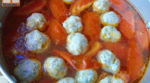 Cách làm món canh chua chả cá dọc mùng tốn cơm vô cùng