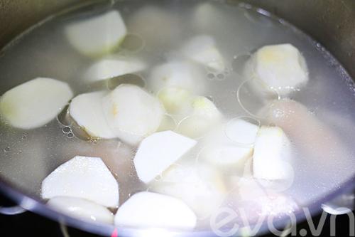 Cách làm món canh móng giò nấu khoai sọ rau rút