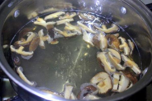 Cách làm món canh mướp nấu nấm hương ngọt mát cho bữa cơm ngày nóng