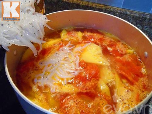 Cách làm món canh riêu cá ngần nấu dứa thanh mát