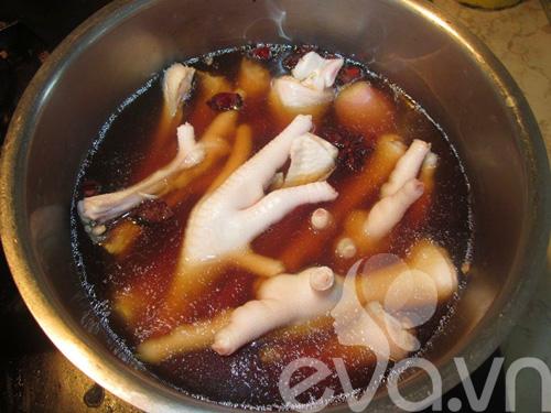 Cách làm món chân gà chiên sốt chua cay lai rai khi rảnh rỗi