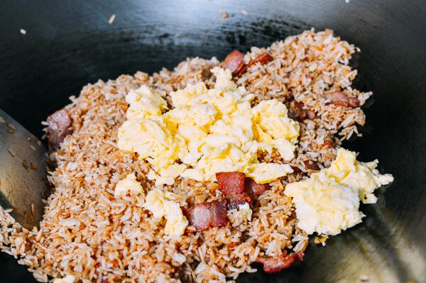 Cách làm món cơm rang trứng và thịt muối cho bữa sáng ngon miệng
