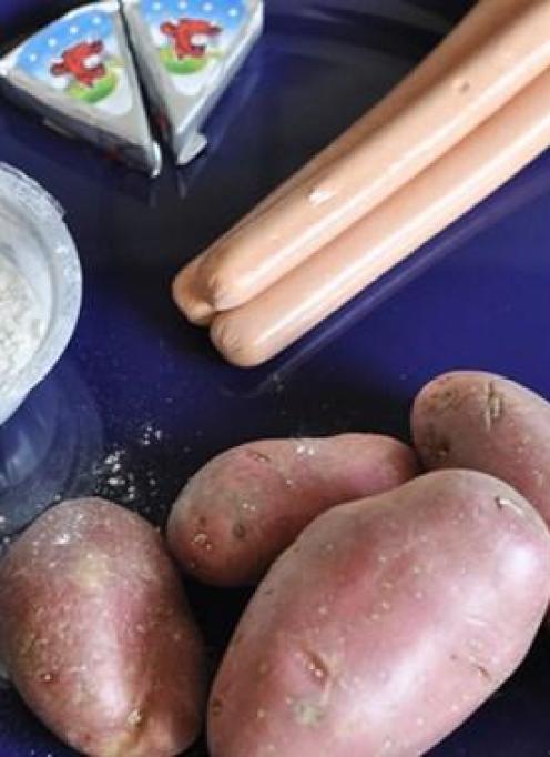 Cách làm món khoai tây chiên nhồi xúc xích béo ngậy thơm lừng