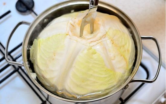 Cách làm món lá bắp cải cuộn thịt nướng ngọt mát