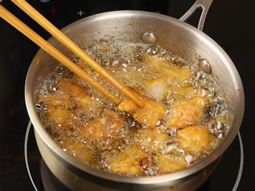 Cách làm món sườn heo chiên xào ớt chuông cho bữa cơm thêm ngon
