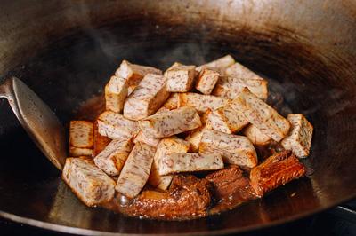 Cách làm món sườn heo rim khoai môn đậm đà ngon cơm