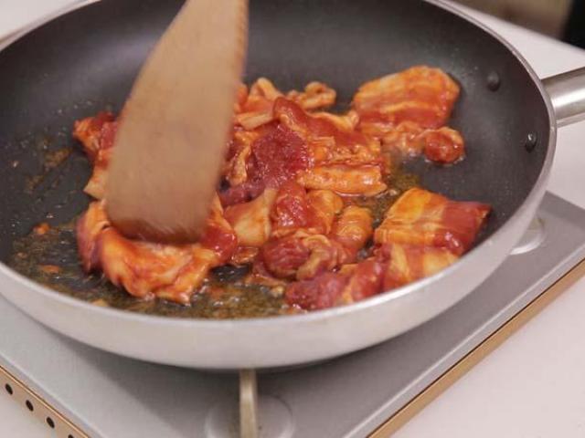 Cách làm món thịt ba chỉ nướng chảo cuộn kim chi, xà lách kiểu Hàn cực ngon