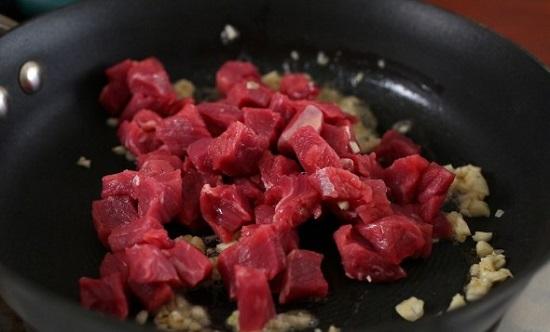 Cách làm món thịt bò sốt tương ớt lạ miệng