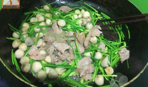 Cách làm món thịt bò xào bông hẹ, nấm rơm ngon cơm