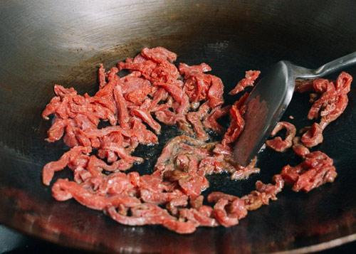 Cách làm món thịt bò xào ớt cay nồng, thơm ngon