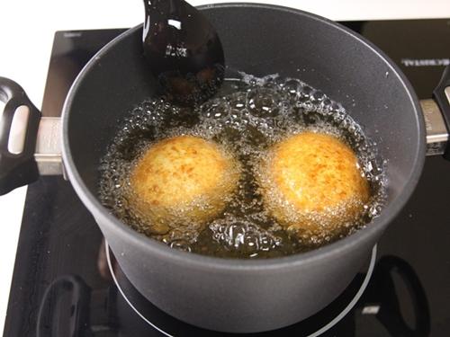 Cách làm món thịt bọc trứng chiên xù