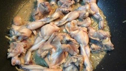 Cách làm món thịt ếch xào măng thơm cay hấp dẫn bữa cơm gia đình