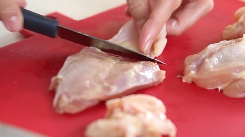 Cách làm món thịt gà xào khế cho bữa cơm thêm ngon