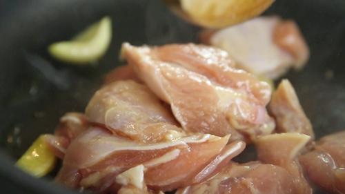 Cách làm món thịt gà xào khế cho bữa cơm thêm ngon