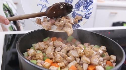 Cách làm món thịt heo xào khoai môn đơn giản mà ngon