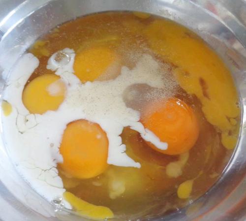 Cách làm món trứng chiên hình trái tim đẹp mắt