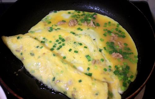 Cách làm món trứng đúc hẹ đơn giản cho bữa cơm chiều