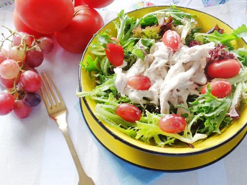 Cách làm salad ức gà sốt sữa chua nhanh, ngon mà không béo