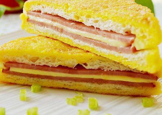 Cách làm sandwich kẹp giăm bông cho bữa sáng non miệng