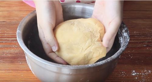 Cách làm sợi bột mì trứng tươi tại nhà