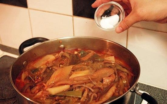 Cách làm súp cay thịt bò và rau kiểu Hàn