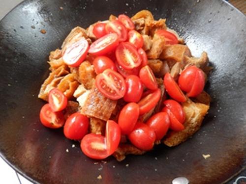 Cách làm thịt lợn om cà chua bi chuẩn ngon