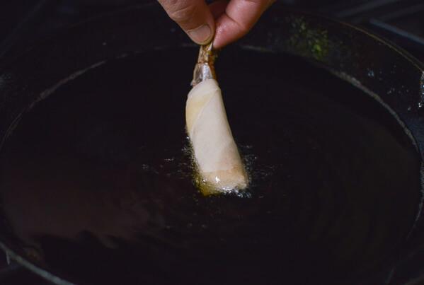 Cách làm tôm cuộn dừa giòn tan hấp dẫn