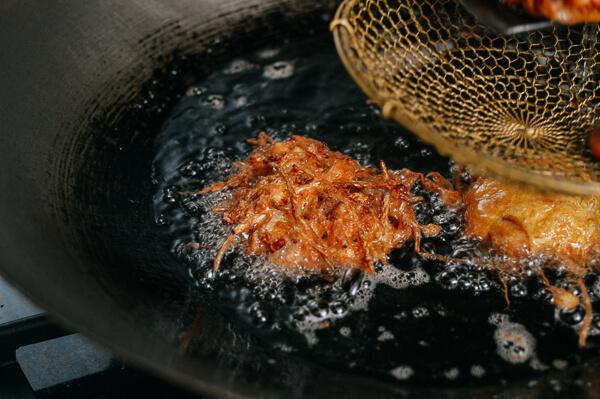 Cách làm trứng chiên thịt gà ngon đặc biệt