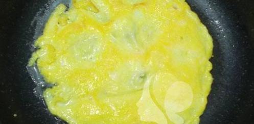 Cách làm trứng cuộn rong biển dễ làm, thơm ngon và đẹp mắt