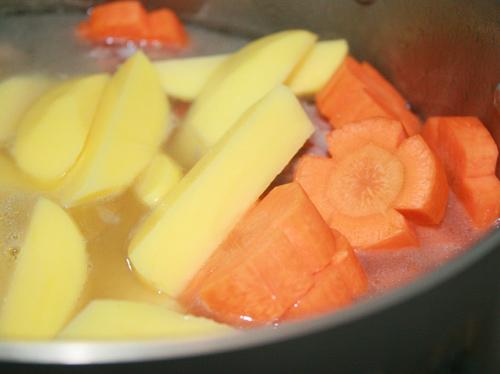 Cách nấu canh khoai tây sườn thơm mềm, nóng hổi