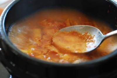 Cách nấu món canh kim chi đậu hũ cay cay nóng hổi