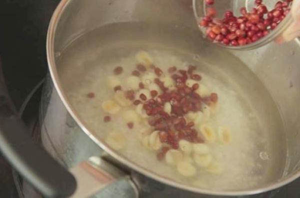 Cách nấu món cháo đậu đỏ, hạt sen bổ dưỡng cho bữa sáng