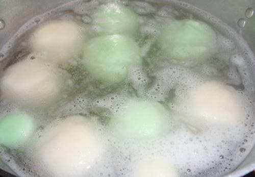 Cách nấu món chè trôi nước lá dứa nhân đậu xanh ấm nóng, thơm ngon