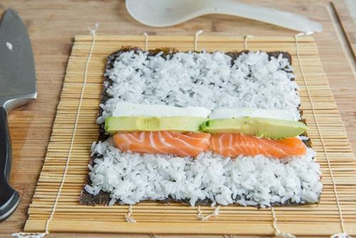 Cách tự cuốn sushi cá hồi ngon mê ly tại nhà