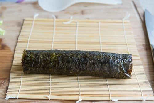 Cách tự cuốn sushi cá hồi ngon mê ly tại nhà