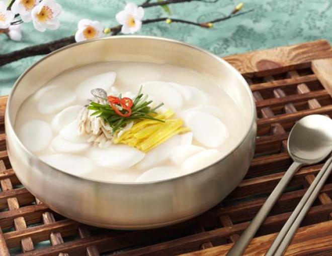 Canh bánh gạo - món ăn không thể thiếu trong ngày đầu năm ở Hàn Quốc