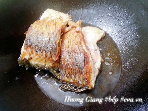 Canh cá chép nấu thì là nóng hổi trôi cơm