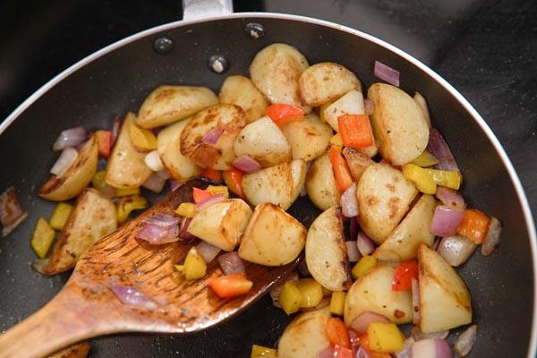 Cánh gà rán và khoai tây cháy cạnh ngon hấp dẫn ngày lạnh