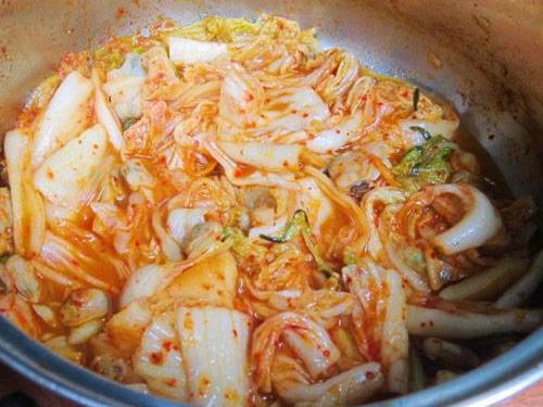 Canh kim chi nấu ngao đậu nóng hổi ngon tuyệt trong ngày lạnh