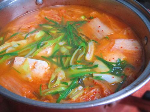 Canh kim chi nấu ngao đậu nóng hổi ngon tuyệt trong ngày lạnh