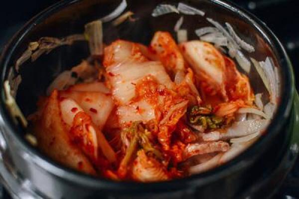 Canh kim chi thịt heo chua cay cho cơm chiều thêm hấp dẫn