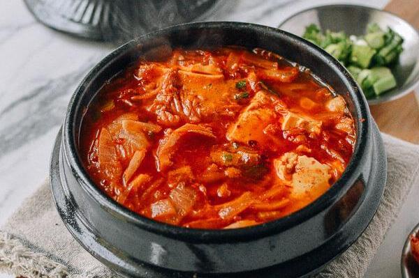 Canh kim chi thịt heo chua cay cho cơm chiều thêm hấp dẫn