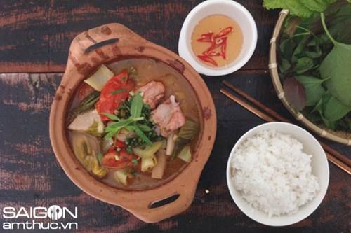 Canh sườn non nấu cải chua ngon ngon cho cơm tối