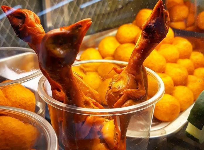 Chân gà Adidas, trứng vịt lộn và những món ăn đường phố ở Philippines