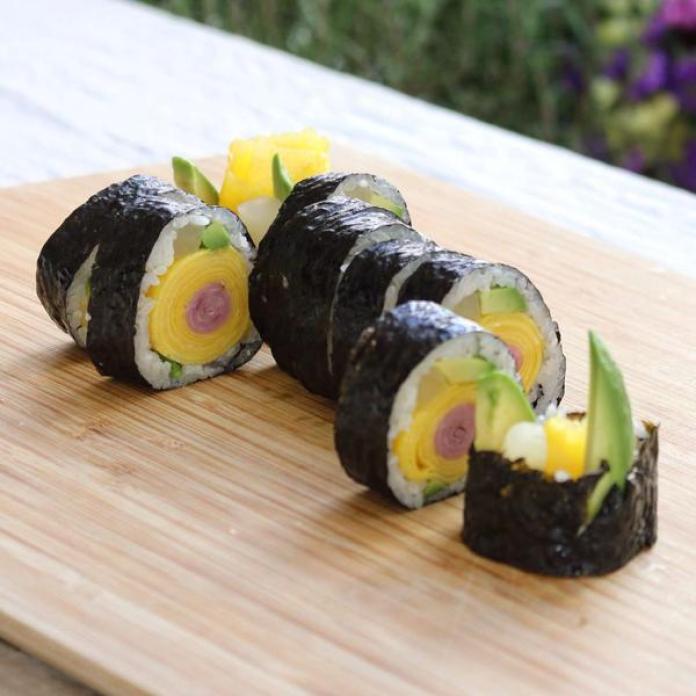 Chẳng cần khéo léo, bạn vẫn có thể làm sushi hoa thật dễ dàng