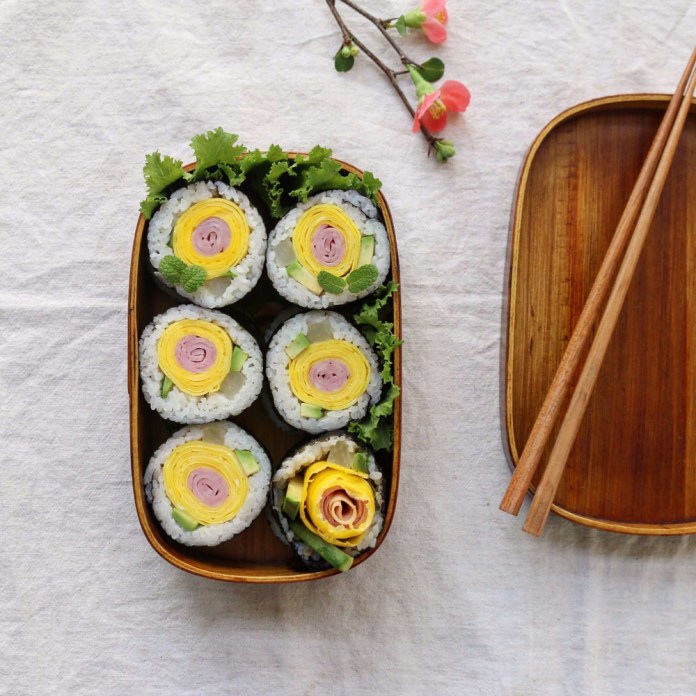 Chẳng cần khéo léo, bạn vẫn có thể làm sushi hoa thật dễ dàng