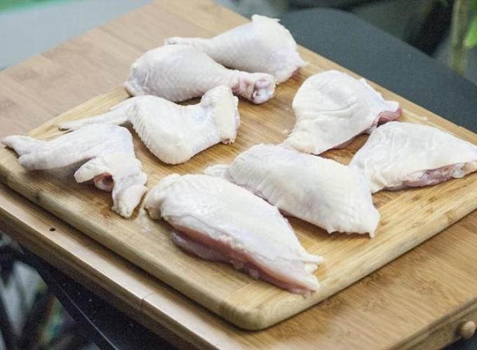Chặt thịt gà nhanh gọn theo cách của siêu đầu bếp Jet Tila