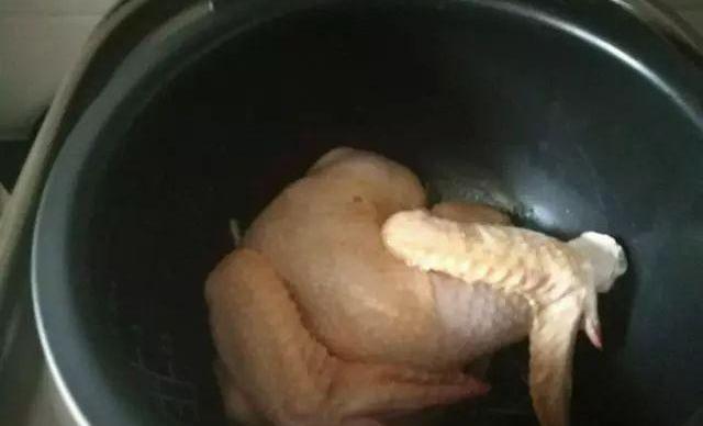 Cho cả con gà vào nồi cơm điện, rồi "ngồi chơi xơi nước" đợi sẽ được món nướng tuyệt ngon